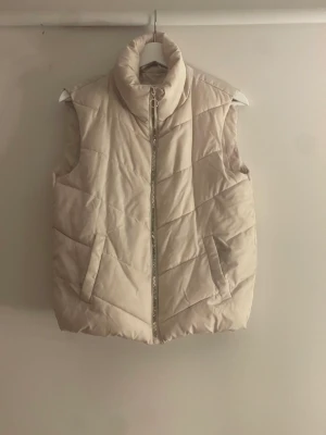 Väst  - Söt väst, har lite fläckar vid axeln från en gammal väska men annars bra skick!!