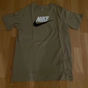 Nike T-shirt beige - Storlek: 158-170 Skick: Bra skick