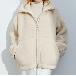 Teddy jacka h&m - Såå fin jacka från H&M som är helt ny med prislappen kvar! (Den jag har på bilderna är strl S)! Helt ny och slutsåld på H&M