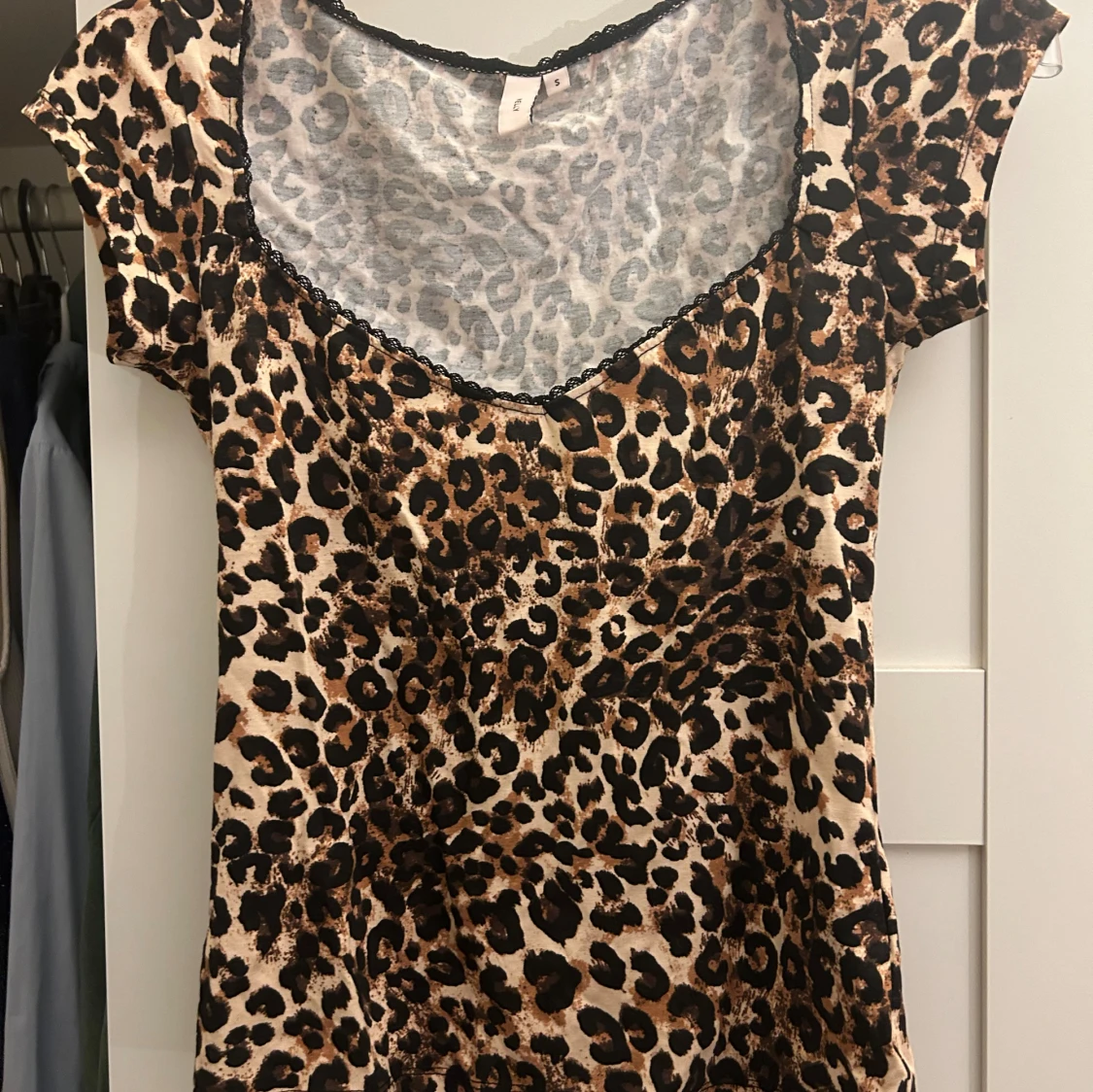 Leopardmönstrad topp med spetsdetaljer - 90