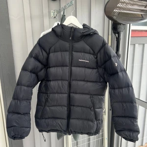 peak performance jacka  - Jag säljer en peak performance jacka som knappt är använd, endast använd få gånger.