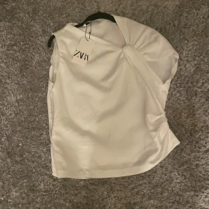 Knot shirt - Aldrig använt är för liten, prislappen är kvar! Den är XL men hade sagt mer som M