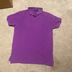 Ralph lauren pike - Ralph lauren piké i färgen lila, pikén är slimfit så skulle mer säga att den sitter som storleken S. Tröjan är äkta och har qr skanning. Priset är inte hugget i sten🗡️🪨