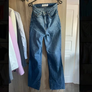 Stradivarius - Vida jeans med hög midja.  Använd ett fåtal gånger  Långa (jag är 1.70)