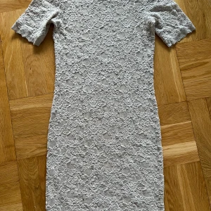 Grå spetsklänning  - Går spetsklänning från Rosemunde☁️🎀 Ganska genomskinlig! <3 Storlek M