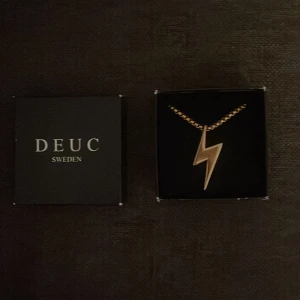 Blixthalsband - Köpte halsbandet för tre årsen typ men jag gillade aldrig riktigt det så jag har inte använt den så mycket. kartongen är lite vit på kanterna och om man inte gillar blixten så går de att ta bort den. köpte den för 449kr.