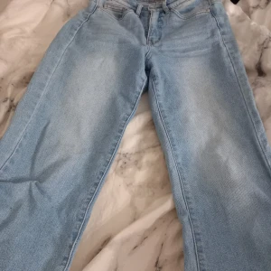 Ljusblå jeans - Säljer ett par ljusblå jeans. De har en hög midja och raka ben. Kan tyvärr inte visa passformen på för de är lite för stora på mig. Ganska korta i benen, för exakta mått skriv till mig!💕
