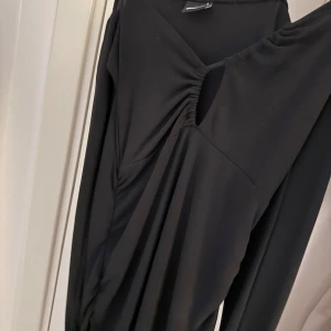 svart gina klänning - snygg, skön, använd endast en gång, sitter bra