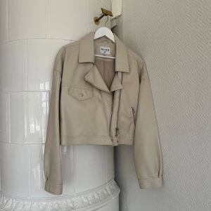 Skinnjacka - Beige skinnjacka från NA-KD, endast använd fåtal gånger och i mycket fint skick 🤍 snygga silvriga detaljer!
