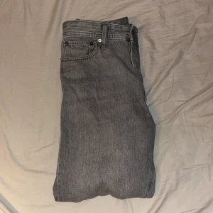 Jack & Jones jeans - Ett par gråa Jack & Jones jeans som sällan har användts i storlek 31/30. Vid frågor skriv i pm!