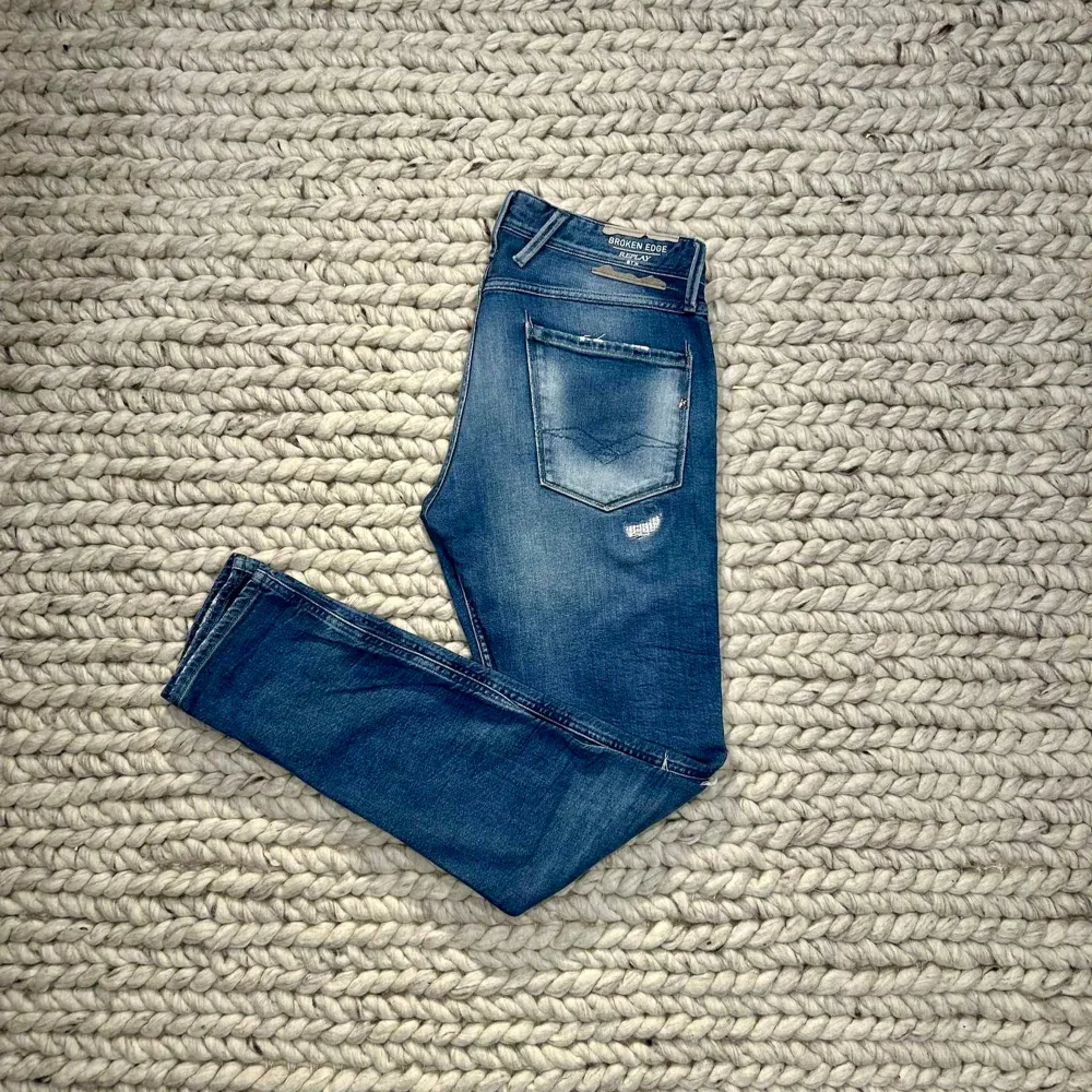 Tja säljer just nu dessa feta jeans från Replay som är perfekta för dig om du vill sticka ut lite eller gillar slitningar. Modell - 180 (67kg), jeansmodell- Anbass. Skriv för fler frågor/bilder mvh vestimenta☺️. Jeans & Byxor.