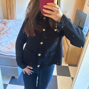kofta  - säljer denna så snygga å trendiga koftan me guld knappar, perfekt höst kofta/jacka! 