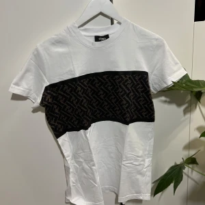 T-shirt BALMAN,VALENTINO,FENDI - 3st Vita T-shirt storlek S Säljer alla tre för 320kr 