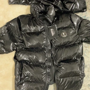 Trapstar jacka puffer  - Jackan är helt ny o det är äkta jag har använt den 6 gånger bara. Det finns inga problem med den.