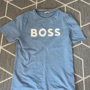 Hugo Boss t-shirt - Säljer min snygga Hugo Boss tröja då den är för liten för mig. Jag har använt den lite och den är väldigt skön. Skick 10/10, inget är sönder. Köpt på kids brand store Pris kan diskuteras👊 