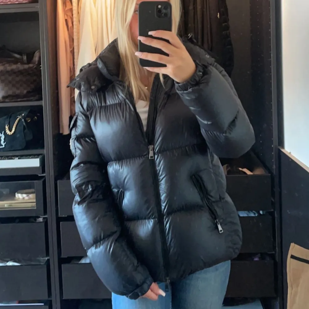 Säljer min Moncler då jag inte använder den längre, har tyvärr slarvat bort kvittot då jag köpte den för några år sedan💕💕 qr koden funkar, inga som helst defekter med nypris på 12000. Jackor.