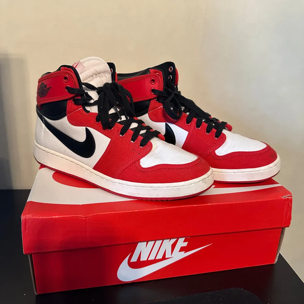 Säljer ett par klassiska Nike Air Jordans chicago AJKO  i rött, vitt och svart. Skorna har en snygg design med svart snörning och den ikoniska Nike-loggan på sidan. Perfekta för både vardag och fest! Finns kartong och kvitto från original köpet.. Skor.