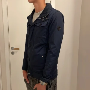 J.Lindberg jacka  - Vi säljer nu denna helt otroligt feta Field jacka från J.Lindberg i 9/10 skick 🤩 väldigt eftertraktade ‼️ Fraktas spårbart via PostNord eller instabox inom 48 timmar efter köp 📦🙌