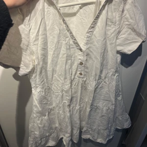 klänning Zara - Supersöt klänning jag köpt från Zara för många år sedan som jag växt ur✨ Använt många gånger men är i ett jättefint skick. Storlek S men är kort i längden☺️
