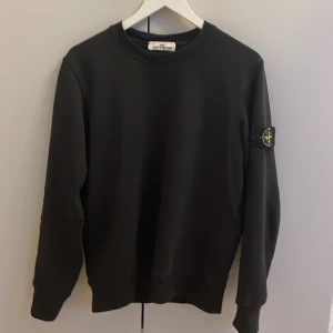 Stone island sweatshirt - Stone island sweatshirt köpt på NK. Kvitto finns. Storlek m. Nypris 3000 kr. Priset kan diskuteras. Skriv vid minsta fundering!