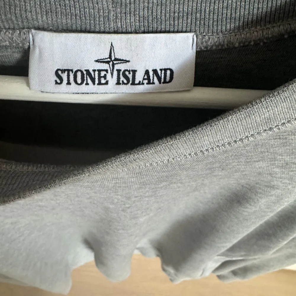 Min stone Island sweatshirt som jag aldrig använder länge och har knappt använt då den är för stor för mig. Skick 9/10, pris 1700, pris kan diskuteras . Hoodies.