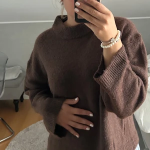 Stickad tröja - En brun stickad tröja från Gina, nästan helt oanvänd, skönt material✨
