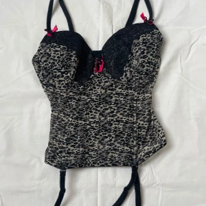 Y2k leopard print korsett top linne - 2000tals korsett topp linne med leopard print och rosa detaljer, tyvär saknas en av grejerna som hänger ner under. Annonsen är uppladdad både på vinted och plick, först till kvarn gäller! Priset är diskuterbart