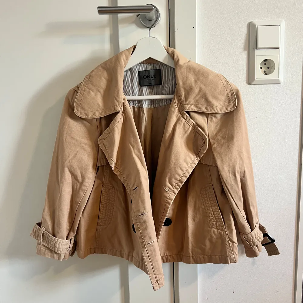 Såå himla fin beige trenchcoat/kappa/jacka med Trekvartsärmar från only💕 bra skick och super trendig. Perfekt nu till hösten💕 Köp via ”köp nu”💗. Jackor.