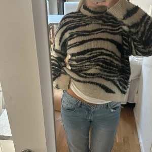 Jättefin zebra tröja från only  - Jättefin stickad tröja med beige och svart zebramönster. Storlek M