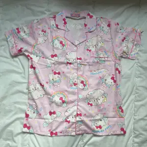 Så fin Hello Kitty pyjamas set, med topp och shorts. Helt ny och helt oanvänd, passar storlek XS-S💗