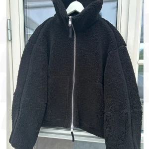 Teddyjacka i pile, HM - Intressekoll på denna slutsålda svarta teddyjacka från hm, i väldigt bra skick som knapp är använd💕 väldigt många intresserade så det är först till kvarn och högsta erbjudande som gäller, kan bli budgivning om det är många som kan köpa för full pris💕