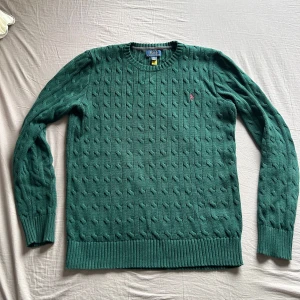Cable Knit Ralph lauren - Fet cable knit sweater från polo Ralph lauren. Storlek XL i barn storlek. Skick 9,7/10. Använd 3 gånger. Skulle rekommenderas om du har strl M. ✅🔥. Ny pris 1500kr