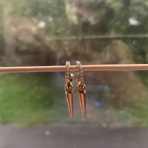 Örhängen - Guldiga örhängen , med nitar och diamanter, nästan oanvända❤️❤️