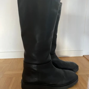 Höga stövlar i svart läder - Ett par jättefina svarta stövlar i läder perfekta till hösten men också våren😍. De är använda ett fåtal gånger och är köpta från HM☺️, originalpriset var 1000kr. De är i storlek 42🙌 öppen för förhandling. Skriv för fler frågor💗