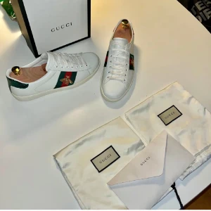 Gucci ace - Säljer ett par riktigt fina och fräscha Gucci ace skor i storlek 42-43 allt medföljer box dustbag och certifikat, byten är oxå väldigt intressant tveka inte på att höra av dig👍