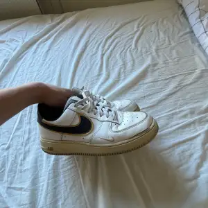 Nike air force 1 skor använt skick Vita med svarta och guldiga detaljer Stl 40 Ingen kartong  Kan prutas 