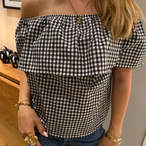 Off shoulder topp - Så snygg rutig off shoulder topp!! Storlek 34!! Köp gärna bundle🥹💗 