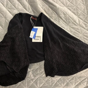 Bolero  - Superfin bolero med utsvängda ärmar💕den är svart men har även lite glitter i sig, perfekt nu till hösten💕den är köpt på sellpy men har själv aldrig använt den💕💕