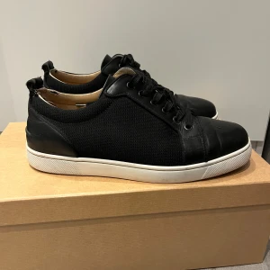 Louboutin skor - Riktigt schyssta loubs ovanliga colorway i storlek 41. Box dust bag certification tillkommer. Liten defekt vid hälen annars helt ny skick. Bara skriva om ni har några funderingar. Pris kan diskuteras vid snabb affär 💨 