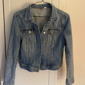 Jeansjacka  - Säljer denna snygga jeansjacka! Storlek 42 men sitter mer som storlek 38💖💖mycket bra skick
