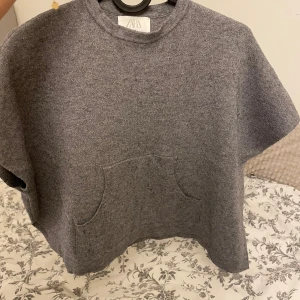 En fin stickad cover upp från Zara! - Cover uppen är i strl 130, den är dock stor i storleken själv använde jag den när jag var 12! Den är i jätte bra skick ser helt oanvänd ut❤️