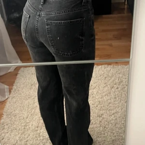 Zara jeans  - Köpta på Vinted, bra kvalite. Säljer för att de är lite för stora för mig❤️ fråga gärna om fler bilder eller om di har fler frågor 