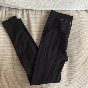 Relode Prime scrunch - Använda ett fåtal gånger. Mycket bra skick. Älskar dessa men har två par till, och min träningsgarderob är full haha. Nypris 699!