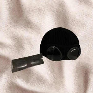 C.P mössa - Säljer nu min C.P company mössa! Mössan använd under en vinter & köpt för 1600kr & säljs nu för endast 699kr🙌🏽  Skick: 8-9/10  📸Mer info PM