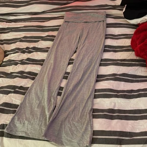Grå byxor från Gina Tricot - Säljer nu dessa snygga byxor från Gina Tricot. Dom är aldrig använda då jag har likadana byxor så dom är i nyskick. Skrynkliga på bilden men går ju bara att stryka eller så försvinner det när man tar på sig dom. Fler bilder kan fås på dom om det önskas. Hör av dej vid intresse eller för mer info. Köparen betalar frakten💕