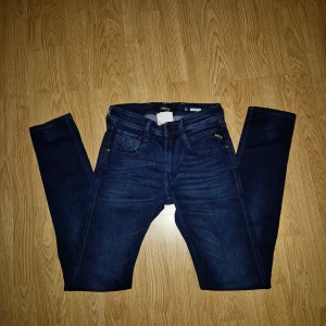  Replay anbass jeans - Säljer nu mina nya replay jeans då dom var fel storlek. Jeansen har endast blivit använda fåtal gånger.  Storlek w28 L34 sitter som 32, skriv vid fler frågor! Priset går att diskutera!