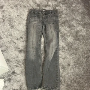 Grå jeans från Gina Tricot - Jätte snygga jeans från Gina tricot💕dem är bootcut och lowwaist, vet inte orginalpriset eftersom jag inte tror jeansen säljs längre, köpte i somras. Säljer pga att de är för korta. Hör av er för mer information 