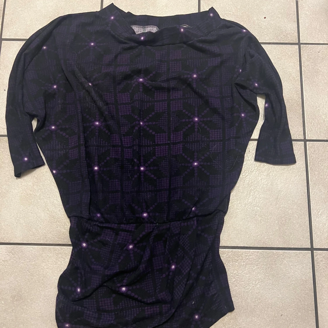 Svart och lila klänning