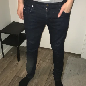 Mörkblå J.Lindberg Jeans - Snygga mörkblå jeans med en slim passform Från J.Lindberg Waist:31 Lenght:31