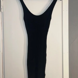 Stickad kort klänning  - Stickad klänning från H&M i storlek XS. Den är ungefär knälång och väldigt bekväm. 